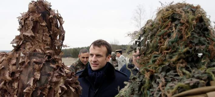 Ο Μακρόν επαναφέρει την υποχρεωτική στράτευση στη Γαλλία – «Θα εμπνεύσει τον πατριωτισμό και την κοινωνική συνοχή»